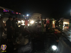 Xe tải đâm vào xe khách, 19 người thương vong