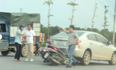 Lùi ô tô trên cầu vượt gây tai nạn, tài xế còn đe dọa người đi xe máy