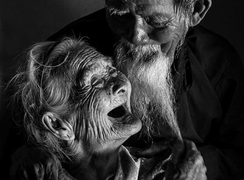 Dân mạng thế giới 'tan chảy' ngắm ảnh tình cảm của cặp vợ chồng U100 Việt Nam