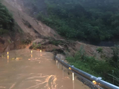 Bị hàng nghìn khối đất vùi lấp, quốc lộ 49 tuyến Huế - A Lưới bị chia cắt