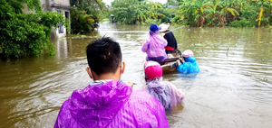 Mưa xối xả, nhiều nơi ngập ngang ngực, dân Đà Nẵng bơi ghe