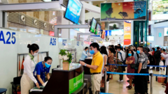 Kiểm tra y tế 2 lần với khách đi máy bay tại Nội Bài