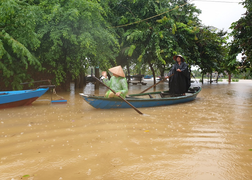 Ảnh: Lũ dâng, hàng trăm hộ dân vùng trũng ở Hội An chìm trong biển nước