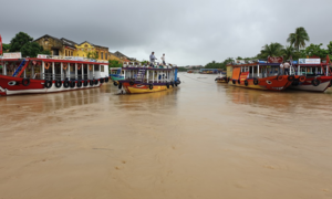 Ảnh: Nước sông Hoài dâng cao, nhiều tuyến đường ở phố cổ Hội An ngập sâu