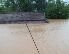 Ảnh: Nước nhấn chìm nhiều làng mạc, dân Bình Trị Thiên khẩn trương chạy lũ