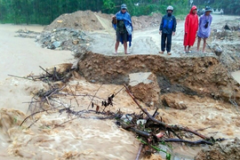 Lũ dâng ở Quảng Ngãi: Gần 2.000 dân thành phố bị cô lập, miền núi sạt lở nặng