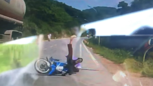 Clip: Tông vào đuôi xe container, nữ sinh bị ô tô ngược chiều chèn lên người