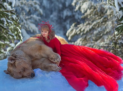 Gấu nâu bị mẹ bỏ rơi trở thành mẫu ảnh nổi tiếng