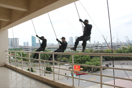 Video: Cảnh sát đặc nhiệm diễn tập đu dây, tiêu diệt mục tiêu