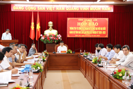 Đại biểu dự Đại hội Đảng bộ Đắk Lắk được tặng đồng hồ Trường Sa - Hoàng Sa