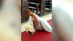 Clip: Xúc động khoảnh khắc cô dâu khuyết tật tự lết vào lễ đường