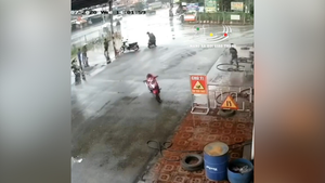 Clip: Xe không người lái lao vun vút vào...đổ xăng