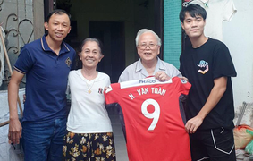 Văn Toàn hứa ghi bàn vào lưới Viettel với 2 CĐV đặc biệt