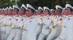 Lễ duyệt binh Triều Tiên: Binh sỹ bật khóc, tên lửa xuyên lục địa mới xuất hiện