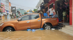 Ảnh: Dân vùng 'rốn lũ' Quảng Nam hối hả dọn đồ chạy lũ