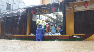 Nước lên nhanh, dân phố cổ Hội An trầm mình dưới mưa trắng trời khuân đồ chạy lũ