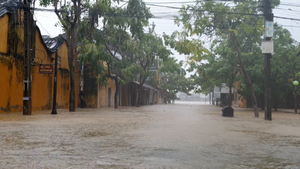 Video: Mưa trắng trời, dân phố cổ Hội An tất tả dọn đồ chạy lũ