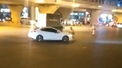 Clip: Chạy ngược chiều bị chặn đầu, tài xế ô tô nhấn ga đẩy lùi CSGT rồi bỏ chạy