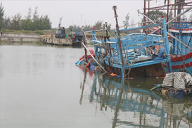Tàu cá chìm khi đang neo đậu, hai cha con ở Quảng Nam mất tích
