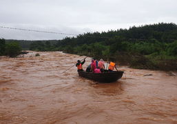 Một phụ nữ bị nước lũ cuốn trôi trên đường đi làm về