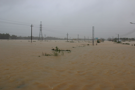 Lội qua dòng nước chảy xiết, hai vợ chồng bị lũ cuốn thiệt mạng 