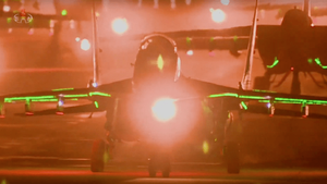 Video: Máy bay Triều Tiên gắn đèn LED duyệt binh trong đêm như phim hành động