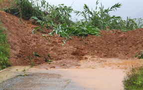 Hàng nghìn khối đất đá tràn xuống đường, vùng cao Quảng Nam sạt lở nặng
