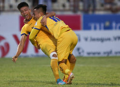 Phan Văn Đức tỏa sáng, SLNA đẩy Quảng Nam gần cửa xuống hạng 