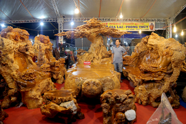 Choáng ngợp nội thất bằng gỗ khổng lồ, giá siêu đắt ở hội chợ Hà Nội