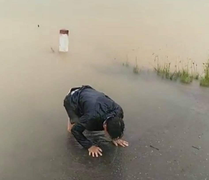 Đang trên đường đi sinh con, sản phụ ở Huế bị lũ cuốn trôi