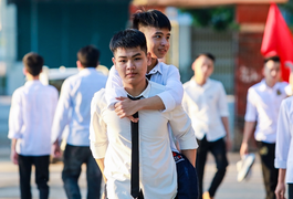 Nam sinh 10 năm cõng bạn tới trường được vinh danh 'Thanh niên sống đẹp'