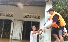 Chèo ghe, vượt lũ sẻ chia từng bao gạo, gói mỳ tôm cho người dân ở Hội An