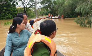 Chuyến đò 0 đồng trắng đêm đưa người dân vượt lũ đi cấp cứu