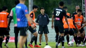 HLV Nishino tập trung tuyển Thái Lan 4 ngày, đá thua đội hạng Nhì rồi giải tán