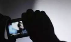 Khởi tố nam thanh niên dụ bạn gái cho xem ngực qua mạng rồi chụp ảnh tống tiền