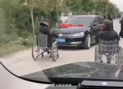 Video: Đội xe lăn người già Trung Quốc chặn xe cưới đòi quà gây phẫn nộ