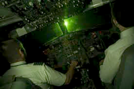 Máy bay bị tia laser cực mạnh chiếu thẳng vào buồng lái