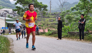Ông Đoàn Ngọc Hải hoàn thành đường chạy marathon siêu khó ở Hà Giang