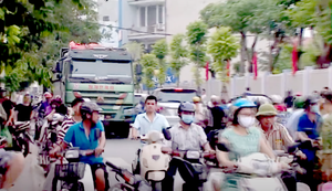 Xe quá tải ngang nhiên chạy qua cổng trường học: Công an Hà Nội phản hồi