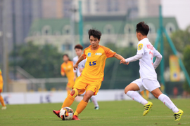 Quả bóng vàng Huỳnh Như lập công, CLB TP.HCM I vô địch lượt đi