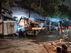 Cháy kho đồ nhựa và gara ô tô ở Hà Nội, hơn 2 tiếng chưa dập được lửa