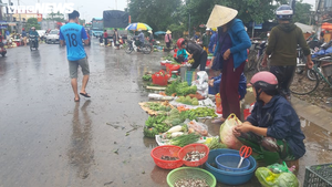 Người Quảng Bình lội nước mua thức ăn dự trữ trước bão số 7