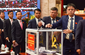 Đại biểu Đại hội Đảng bộ TP Hà Nội khoá XVII ủng hộ đồng bào miền Trung lũ lụt