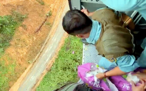 Video: Cận cảnh trực thăng thả hàng cứu trợ cho công nhân Thủy điện Rào Trăng 3