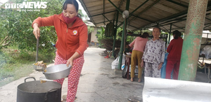 Người dân góp thực phẩm, nấu cơm tiếp sức lực lượng cứu hộ ở Rào Trăng 3