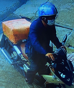 Người đàn ông vào tiệm vàng hỏi mua nhẫn rồi cầm nhẫn bỏ chạy