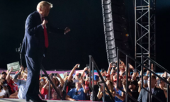 Video: Tổng thống Trump nhún nhảy khi đi vận động tranh cử