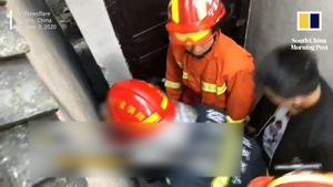 Lính cứu hỏa Trung Quốc giải cứu cậu bé kẹt cứng đầu trong khe hẹp