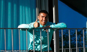 Bị cách ly vì mắc COVID-19, Ronaldo cười tươi ngồi xem đồng đội tập luyện