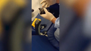 Clip: Bắt giữ hành khách đi máy bay giấu 3kg vàng trong quần tại Ấn Độ